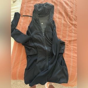 Lightly worn LULULEMON jacket - REVERSIBLE
